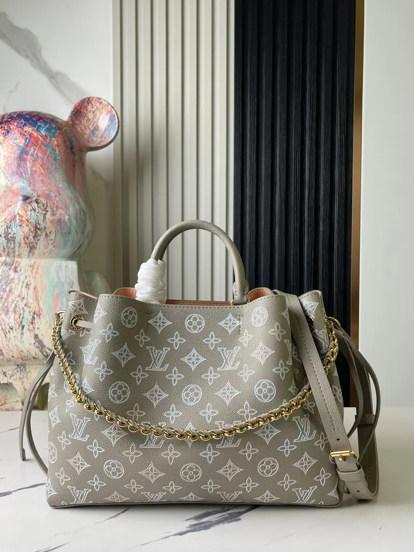【Top First List It's so exclusive.】M23395Ash. Whole-skin shopping bag series BELLA TOTE Handbag. m23395 Gray Gradient（Empty）Paragraph Ays Bella Tote The bag is a piece of leather that can be mixed with a bucket bag and a travel bag.. Softly shaped and softly colored conveys a simple and elegant style.. Separated inner layer with wide-open design, The best way to travel by air.. Dimensions: 32 x 23 x 13 centimetres