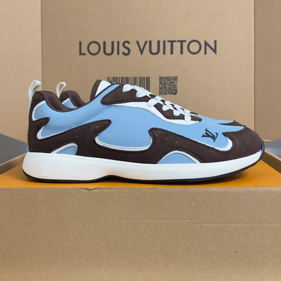 Top Version: Men LVLouis Vuitton.LHome. Donkey. FW26 NewDropSeries Leisure Sports shoes Run-shoes. Louis Vuitton's shoe-shoe series is a match for the needs of the occasion.: A-twigs and shoes, commercial or formal., Boots., Mokasin and LeFoot are all over the place., There's another brand. LV Trainer You can choose a high-end or low-end sports shoe.. Director of Creative Pharrell Williams Every season is a new classic. Send a cabinet for fine packaging🛍📦 ▪️ Fabulous.: Original custom nylon+Cow leather. ▪️ Uchi.: The original custom-made air network. ▪️ Shoes under the sole.: Original modeling of slide-resistant rubber material ▪️ Bottom: 3.5CM ▪️ Size: Men39-45