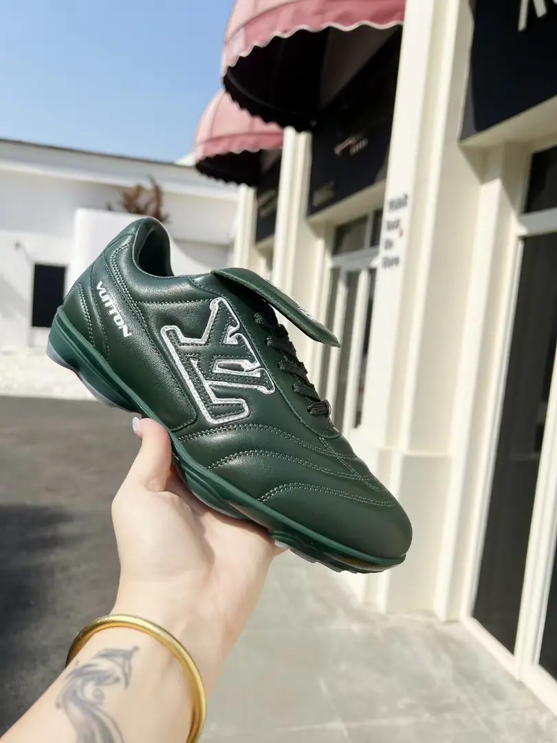 2025New annual paragraphLVCouples with the same pair of shoes., 🔥🔥🔥It's just a fashionable thing to wear. This one. Footprint Soccer ♪ The sneakers on ♪2025The spring and summer fashion show., Yes.Pharrell Williams The first time I ever designed a football shoe.. Shoes are inspired by football that goes beyond generations and cultures., Echo2025Spring and summer fashion show., Theme for universal participation. Shoes are famous for their fluid design., The side is moving.IV InitialsSigning dots, The shoe-teleton straps are inspired by football.Lvers UnitedEmblem., And the soles of the soles of the rubber shoes are a lot of Louis Vuitton.. ♪ Fancy and leisure ♪ The fashion world., Codes（Female35-41, Women41Do it.）（Men39-46, 45-46Do it.）