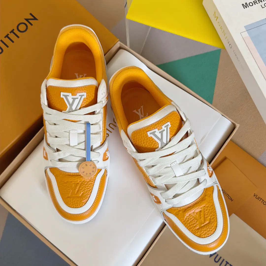 Top Version: Couple money. LV TARINELouis Vuitton. Donkey. LHome. Couple money. Leisure Sports shoes Skis. Original procurement development Make the goods. Paragraph LV Trainer The sports shoes are inspired by the leather of a peared cow to recreate the ancient basketball shoes., And then we'll make it out in bright colors. LV Colormania Series Identity. Shoe. LV Alphabet and external Monogram The rubber labels, flowers and so on, perfected the whole thing. Send a cabinet for fine packaging🛍📦 ▪️Fabulous.: Original customized import of head-level cattle skin ▪️Uchi.: The original custom-made air network. ▪️Otsumi!: Original Open Model Slide-InTPUGroup Bottom ▪️Bottom: 3CM ▪️Size: Female35-41 / Men38-46