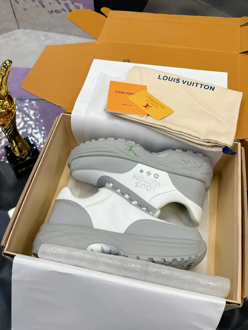 Plant LVThe latest sneakers. Out of the house, mountain shoes. 2024🔥LV | Louis Vuitton. Requisition level！It's a great sense of excellence.！A huge amount of money from domestic and international bloggers., Old and fashionable. The upper toe blew up.！The boss's push. ▪️🌹 Shoe.: Original customized silk cow skin ▪️ Uchi.: Import into the air network. ▪️ Otsumi!: OriginalTPUOtsumi! ▪️ Shoes.: 38-45（38 Custom without re-offer）