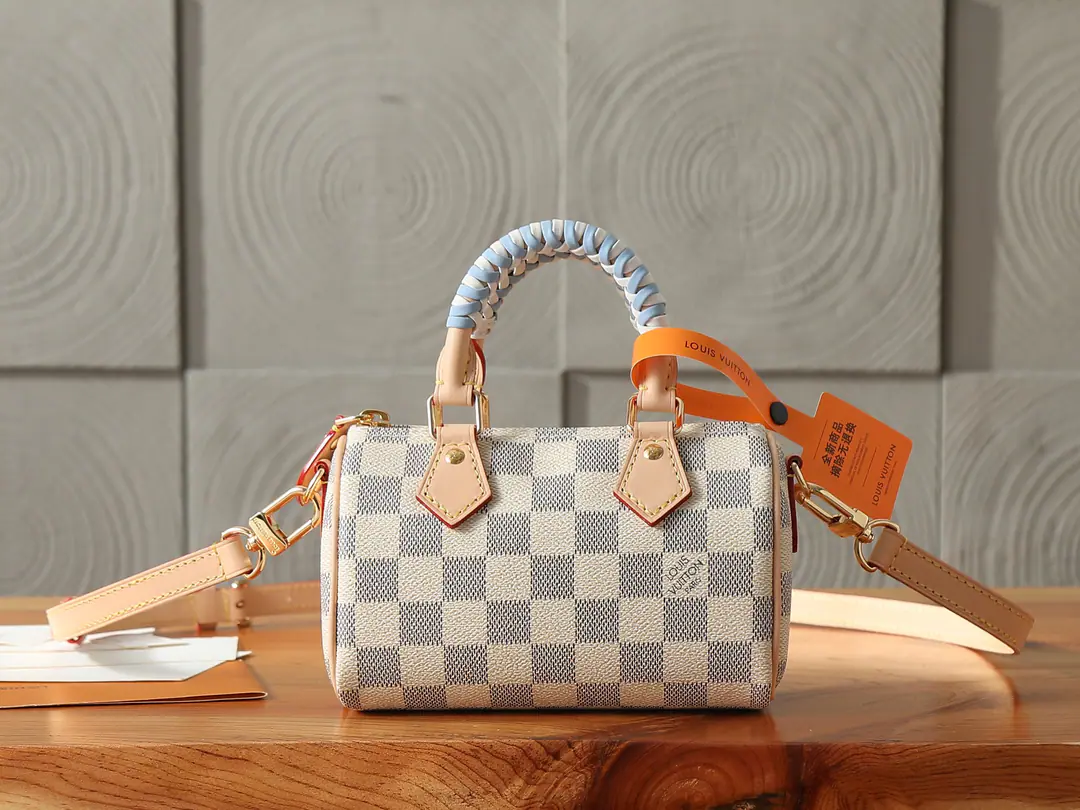 P【 C01Dynamic chip】‼️Top First List, Enhanced version‼️Nano Speedy Handbags for canvass., By Damier Azur The pattern is the Mortenian.. ♪ glitter metal and bump leather and upgrade the elegance, Weaving hands and disassemble shoulder belts to achieve multiple ways of carrying, A sophisticated configuration can accommodate the daily requirements of small money clips.. Model: N40918 Dimensions: 16 x 10 x 7.5 centimetres (Length x High x Kuan)