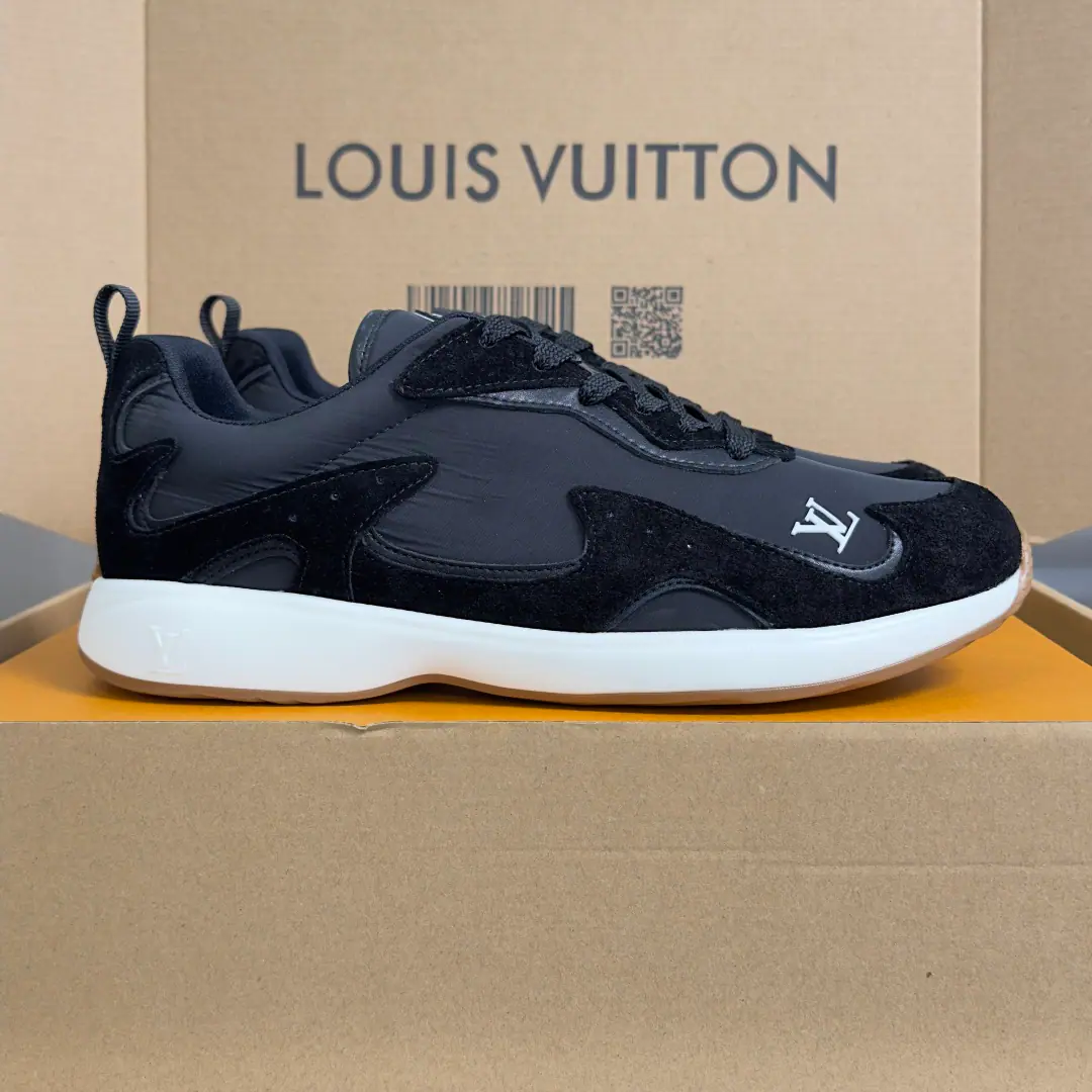 Top Version: Men LVLouis Vuitton.LHome. Donkey. FW26 NewDropSeries Leisure Sports shoes Run-shoes. Louis Vuitton's shoe-shoe series is a match for the needs of the occasion.: A-twigs and shoes, commercial or formal., Boots., Mokasin and LeFoot are all over the place., There's another brand. LV Trainer You can choose a high-end or low-end sports shoe.. Director of Creative Pharrell Williams Every season is a new classic. Send a cabinet for fine packaging🛍📦 ▪️ Fabulous.: Original custom nylon+Cow leather. ▪️ Uchi.: The original custom-made air network. ▪️ Shoes under the sole.: Original modeling of slide-resistant rubber material ▪️ Bottom: 3.5CM ▪️ Size: Men39-45