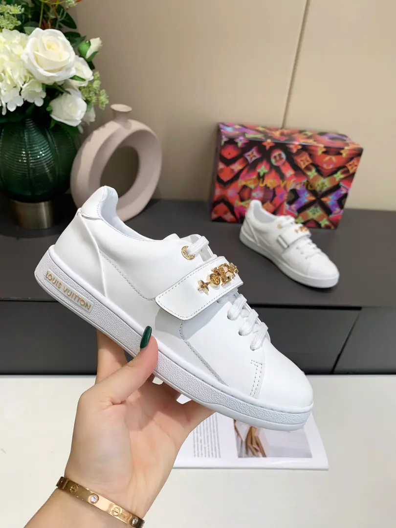 LVParagraph Frontrow The sneakers are moving with silky little cow skins., And then the magic stick., I'll have a different strap between the soles and the rubber. Monogram The nails and Louis Vuitton logo.. Add a cushion to the inside to improve comfort.. Fabulous.: Silky-tiny., A foot-skin.（Bullskins.）.Colours: Black and white.. Women35-41（34and42You can make a reservation.）,.Welcome to the top sheet.！