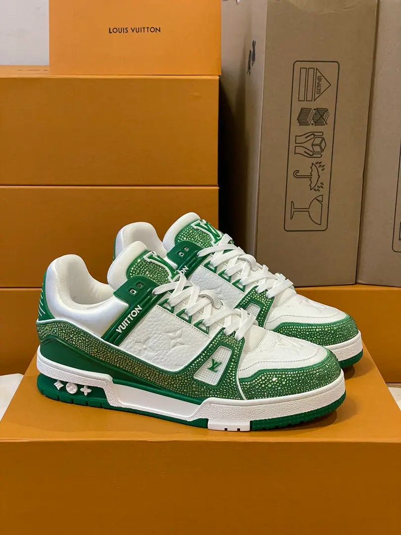 Top Version Couple money.💏 Paragraph LV Trainer The glitter of the crystals of the sneakers., To the designer.Virgil Abloh The original design of the Spring and Summer series is to be saluted.. The surface of the shoes and the rubber floors are a classic brush., Monogram Flowers dotted on it., I'm giving you inspiration from the ancient basketball shoes.. 🆚The only custom-made cow is a high-wild-lit cow counter-featuring. 🆚A private model.Vuitton Marking, Shoe straps. 🆚Customize silk slides. 🆚TPUCombine to base grinding and skating yellow ✅The original is hidden in the background.Monogram Flowers. Process: All computer needles are wired.. Shoeheads., Backset, Cold thermal process modifier. The whole set of holsters.. 35-40 39-44（45.46）