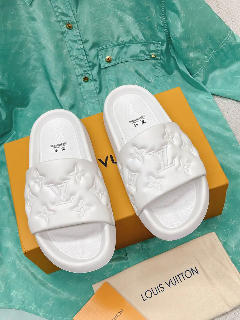 Out Couple money. LV 2023Summer New Money MonogramFrozen slippers Original TemplateI Materials Soft and moderate., Like coconuts. The bottom of the shoe is not easy to slip.. Total waterproof rubber I Body, The position of the soles is designed to be wide., It's not stuck in the back. It's a drag. Codes35-45