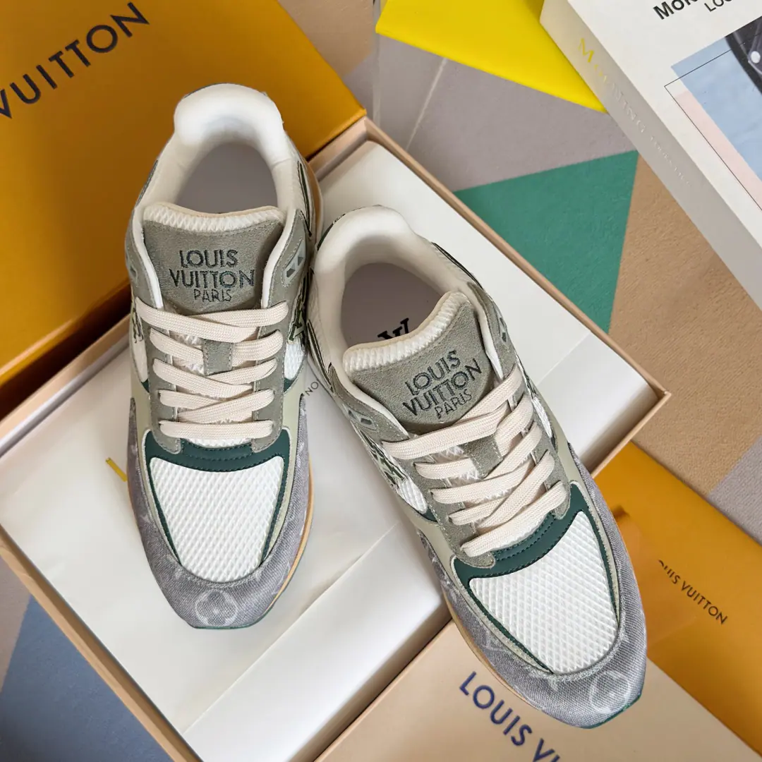 Top Version: Men LVLouis Vuitton. LHome. Donkey. RUN AWAYSeries Leisure Sports shoes Original procurement development Make the goods. Paragraph Run Away Sports shoes, fit. Monogram Daningbu and the technology grid., Showing the inspiration of running shoes.. Don't get into the work detail., Embroidery LV The letters were swayed over the side with the long tail of the comet., Louis Vuitton's logo is a shoe-strap. Send a cabinet for fine packaging🛍📦 ▪️Fabulous.: Original import of head-level cattle skin+Network ▪️Uchi.: The original imported air network. ▪️Shoes under the sole.: Original OpenEVA+TPUMaterial ▪️Bottom: 4CM ▪️Size: Men39-45（Custom46/47）