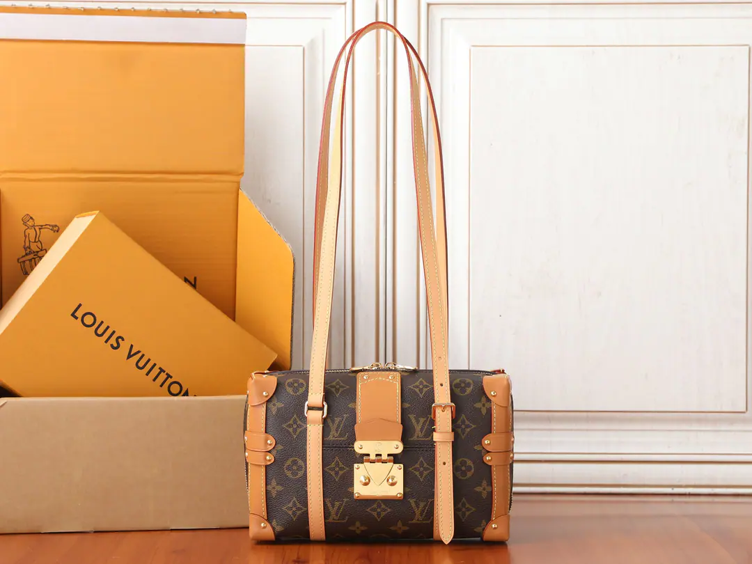 【 C01Dynamic chip】Top First List, Development of the original M3A ✨‼️Paragraph Malle de Jour The bag is classic. Monogram The canvas., Yes. Petite Malle Designing the daytime fashion.. Metal nails., Corner with S-lock The locks are for Louis Vuitton's hardcore., VVN I'll make a written note., Shoulder belts can adjust the length of the fall as needed., It's easy to accommodate everyday needs in the spacious room.. 24 x 15 x 8CM (Length x High x Kuan) Monogram The canvas. The leather side of the cow. Built liner Metal Double zipper and S-lock Turn the cap open. Front post bag Acceptable 6.7 Inches of smartphones, Card, Keys and lipstick. Shoulder belt.: Undismantable, Adjustable Half a band.: 20.0 centimetres Half a length of the belt can be moved.: 38.0 centimetres