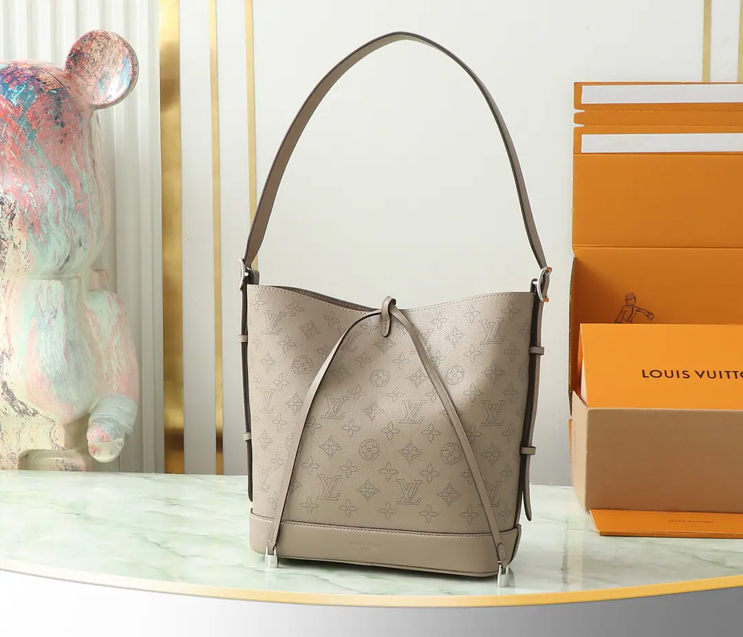 【 Top First List It's so exclusive.】M12139 Black（Hit the hole.）M12140 Gray（Hit the hole.）Flore Handbag., I'll introduce you to the new one.FloreHandbag, Modern water barrel contour design, It's practical and delicate.. It's byMahinaCow skin made., - I'm piercing it.HouseSignalMonogramPattern, And a silver piece of hardware.. Multifunctional shapes are fixed by a closed, There's a zipper pocket inside., For storage of valuables. Dimensions: 28 x 27 x 10centimetres