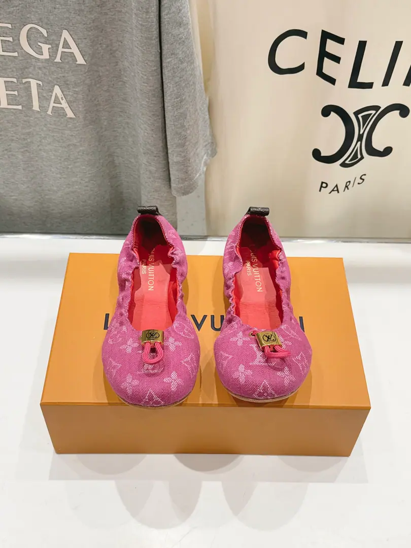🏧𝐋𝐕The new Mary Janes. One shoe with a lazy foot. It's a little bit simple., The high-level is full., - With grace.～Nice foot., The poor son of Autumn's shoes.💃🏽 ✔Shoe.: Original imported material ✔Uchi.: In the sheep's skin. ✔Otsumi!: Italian imports are so thick. ✔Codes: 35-41 [40.41.42Make a reservation.]