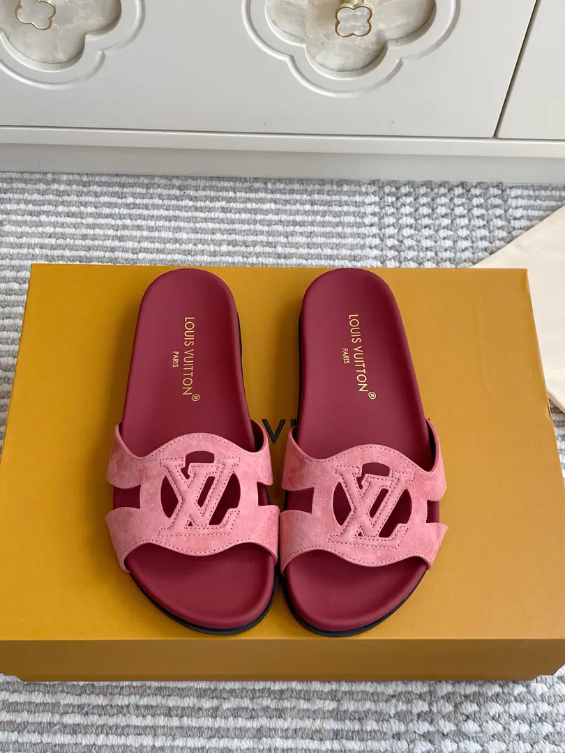 Batch 🐳LV｜ISOLA COMFORTEmpty slippers.✨ The counter.26Summer main boost., He's a very human being.IsolaThe series of chills., It's empty.LogoDesign is so low profile.. Import of head-story parchment+Cows are counter-feat., EmptyLVPrecision cutting Full leather mattress bed., You're not tired walking around in your long clothes. Original flower-stressed, slide-proof rubber floor. size: 35-39（40.41.42Do it.）