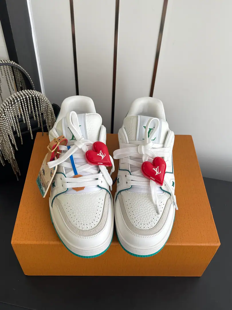🏧[Append➕60] 𝐋𝐕 𝐓𝐫𝐚𝐢𝐧𝐞𝐫Louis Vuitton. Sports shoes Skis.👫Couple money. Original procurement development Make the goods. ParagraphLV Trainer The sneakers are chosen to use cattle leather to shape the face of the shoes., It takes hours of heart sewn to complete.. Classic from Virgil Abloh The hand., Showing inspiration from the ancient basketball shoes.. Fabulous.: Original customized head-level cattle skin Uchi.: The original custom-made air network. Otsumi!: Original Open-Screen Double ColourTPUGroup Bottom Codes: 35-44