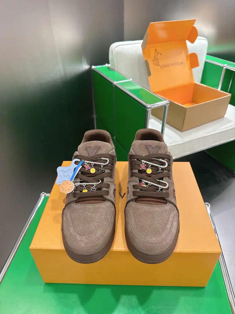 Append60Louis Vuiton Louis Vuitton. New paragraph LV Trainer- Series of basketball shoes. ‼️ Paragraph LV Trainer Staples for the label., The old-fashioned old-fashioned, old-fashioned, old-fashioned, velvet-covered cow leather.. Monogram Flower decorating leather shoe belts., It's a very colorful comparison with the shoe.. Louis Vuitton handwritten embroidery markings and #54 Signing side-to-side split.. Degenerative-flurable cattle leather identification element external bottom of rubber Monogram Flowers. Codes: 35-45