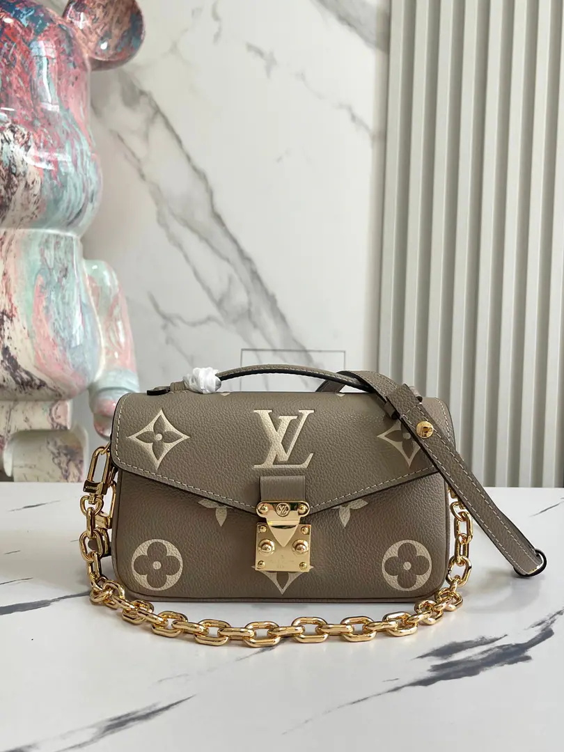 【Top First List It's so exclusive.】M23081Almond silk marks. Whole-Skin Mailman Pack Series Small East West Métis Handbag. LVThe mailman has a small number. East West Métis The bags are in fashion-backed bags., The flu is so rich.. The little one chooses soft.Monogram EmpreinteLeather fabric., It's a match. S-lock Locker and fashion top handle., ♪ Shining the light ♪. Different functions, Space Wide. You can take off your long shoulder belt so you can slash your shoulder or slash it.,I'm a regular companion.. Dimensions21.5x6x13.5cm