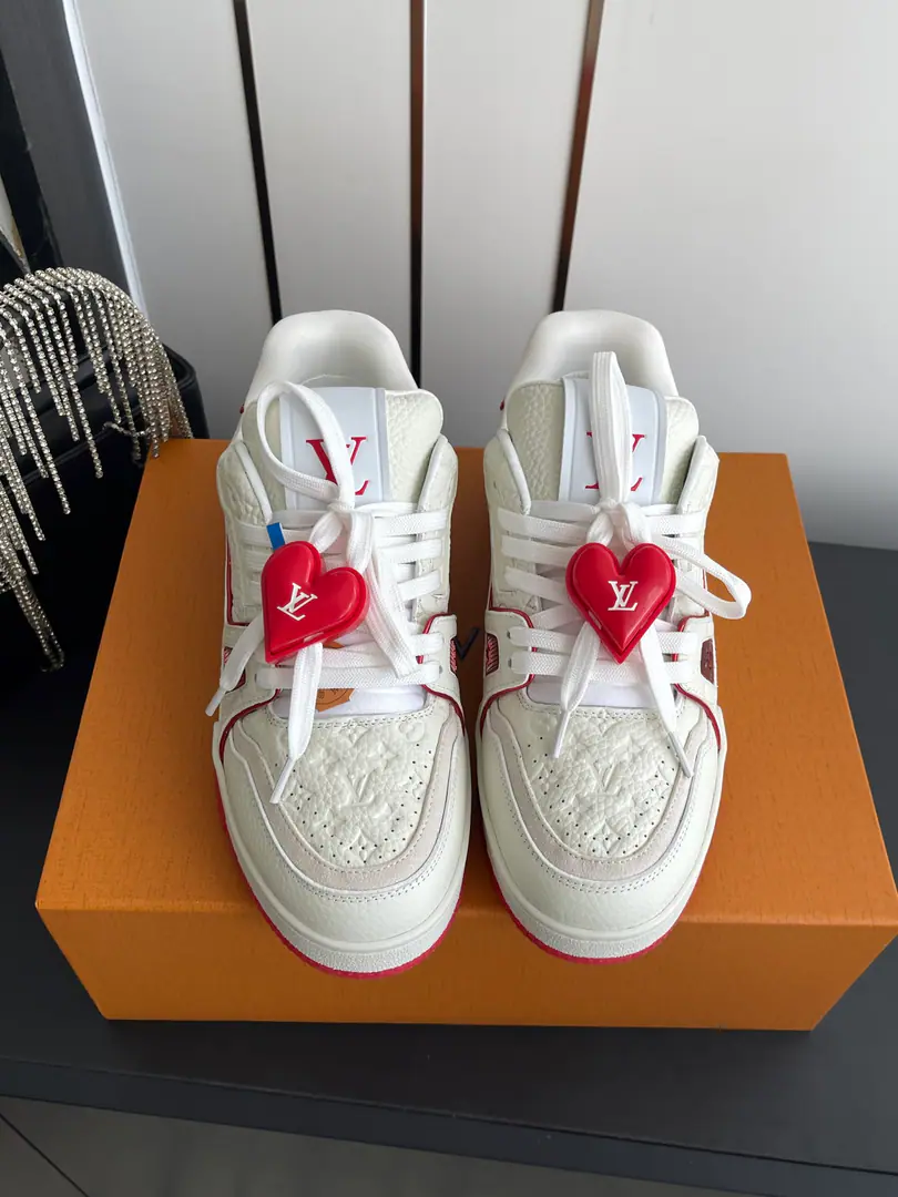 [Append➕60] 🏧𝐋𝐕 𝐓𝐫𝐚𝐢𝐧𝐞𝐫Louis Vuitton. Sports shoes Skis. Couple money.👫 Original procurement development Make the goods. ParagraphLV Trainer The sneakers are chosen to use cattle leather to shape the face of the shoes., It takes hours of heart sewn to complete.. Classic from Virgil Abloh The hand., Showing inspiration from the ancient basketball shoes.. Fashion original custom-made head-decked cow skin The original inside is custom-made in the air network. Original Open-Screen Double ColourTPUGroup Bottom Codes: 35-44