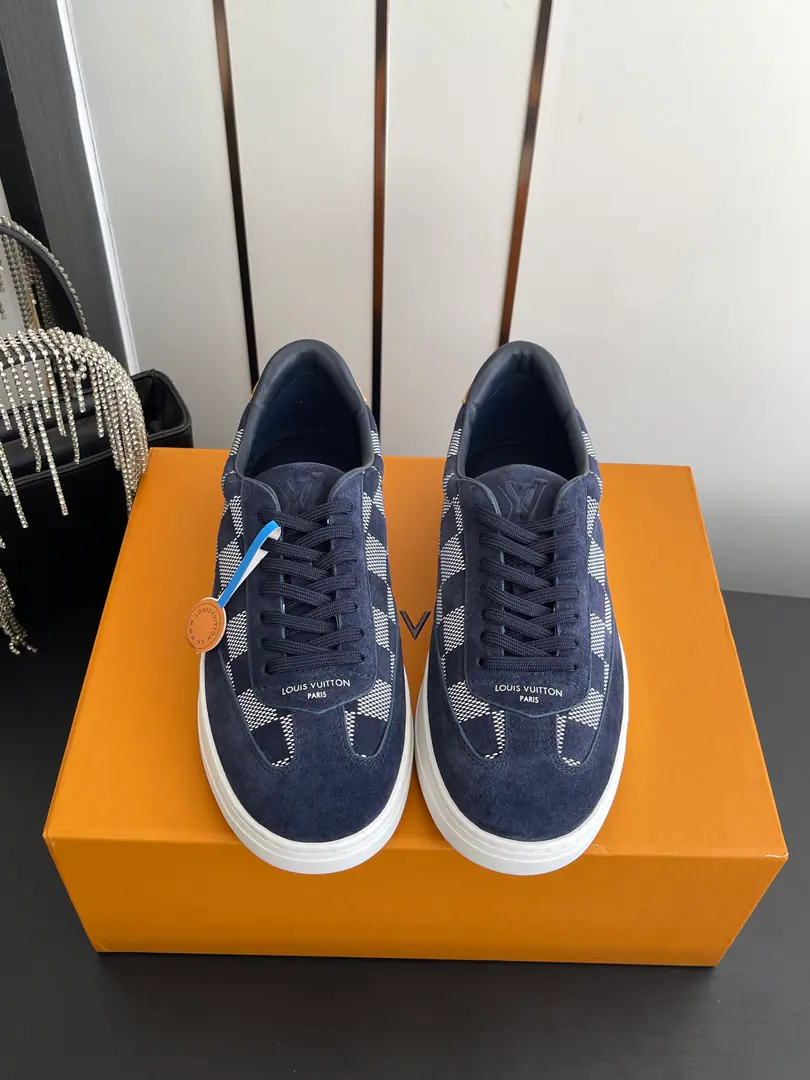 🏧𝐋𝐨𝐮𝐢𝐬 𝐕𝐮𝐢𝐭𝐭𝐨𝐧 Louis Vuitton. Latest Leisure Sports shoes - Skins. White rubber soles. Janey has a sense of understanding. Shoe face stamp.LV Monogram Full Details Dark design You can still increase up in comfort. Daily commute Leisure.OK There's a shoe tongue and a shoe cushion.LVMark Brand full.！With jeans or casual pants. Easy.getFashion street wind. Shoe face, skin.+The inside of the cow.+The original model of the rubber floor. Codes: 35-45（Women40.41/Men45.46Do it.）