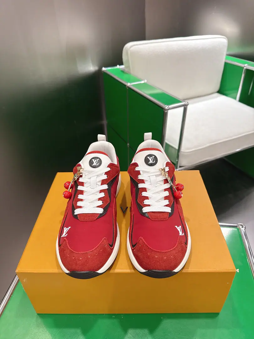 Top Version: （k ) LVLouis Vuitton. NewDropA series of leisure shoes. Run-shoes.‼️ Louis Vuitton's shoe-shoe series is a match for the needs of the occasion.: A-twigs and shoes, commercial or formal., Boots., Mokasin and LeFoot are all over the place., There's another brand. LVTrainer You can choose a high-end or low-end sports shoe.. Director of Creative Pharrell williams Every season is a new classic. Fabulous.: Original custom nylon＋Cow leather. Uchi.: The original custom-made air network. •Shoes under the sole.: Original modeling of slide-resistant rubber material Bottom: 3.5CM Size: 40-45