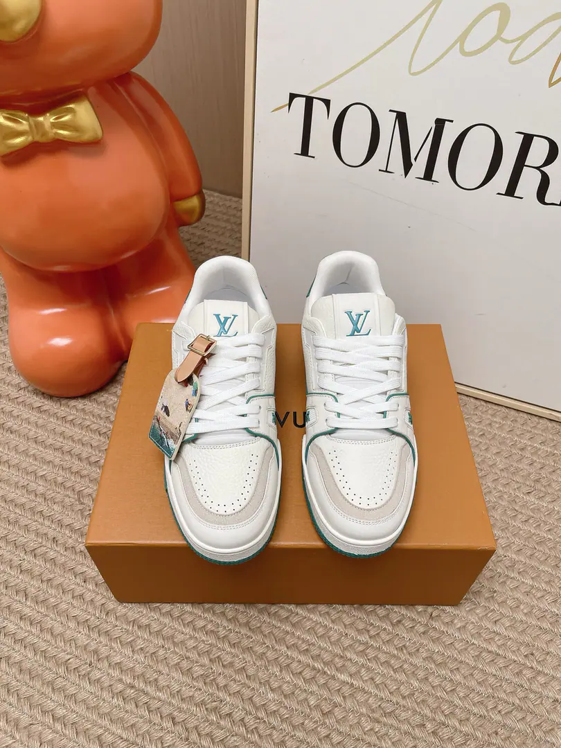 Top Version: Couple money. LV trainer~~New Upgrade~~Classic Return❗ Couple money., Skis., Basketball shoes., Sports shoes…… LVNew Sports Series. The reenactment.. Into the family's many classics.. Super handsome.~~ Full leather fabric., MatchLvThe badge., In the airnet., Original Base, Original shoes,, More details are perfect for the big stuff. size: 35—45（Women41.Men45Do it.）