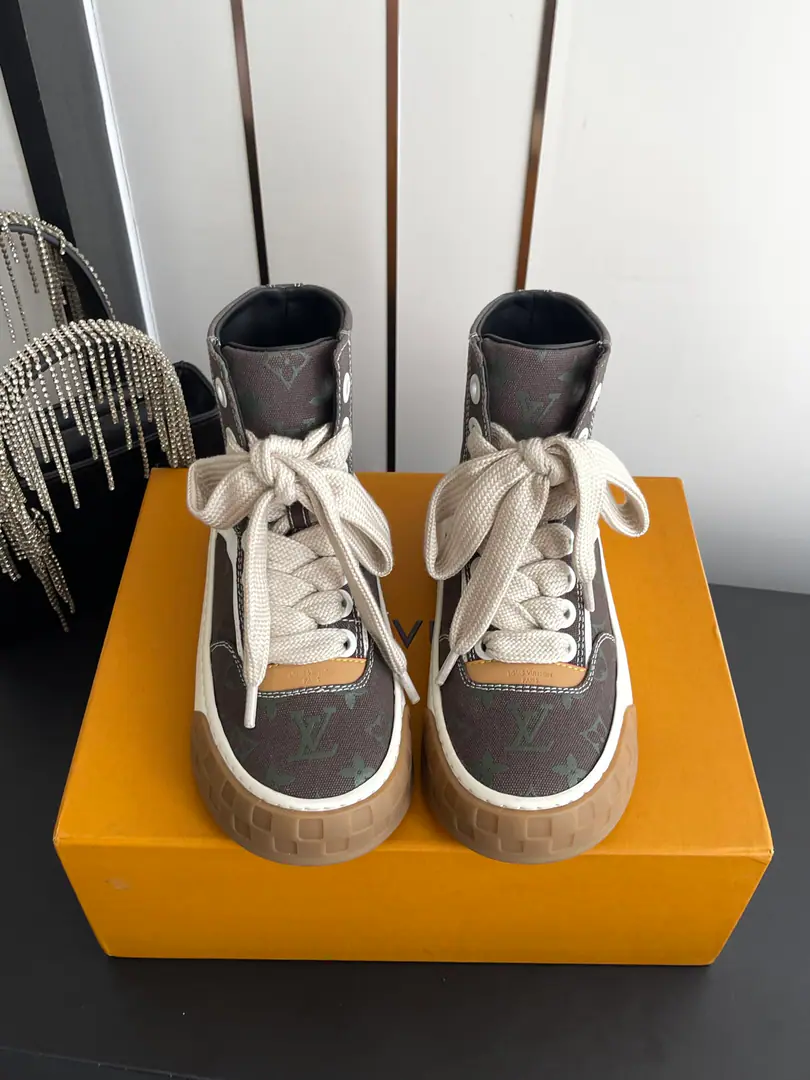 🏧𝐋𝐨𝐮𝐢𝐬 𝐕𝐮𝐢𝐭𝐭𝐨𝐧New paragraphLVThe Cheeky Ko Gang. Leisure sports shoes Original1:1Development！The upper foot is very comfortable. Luxury materials, - I'm doing a little work., The bottom print is European English letters. The shoes are imported from Italy, the skin is combing., The side of the side is branded.LOGOSigns and signatures, The latest emulsion pad.➕The netted inside., I'm so comfortable with my feet.. Original factory-specific double colourTPUGroup Bottom. Packet process Solid sewn by locks Codes: 35-45（Women40 Men45Make a reservation.）