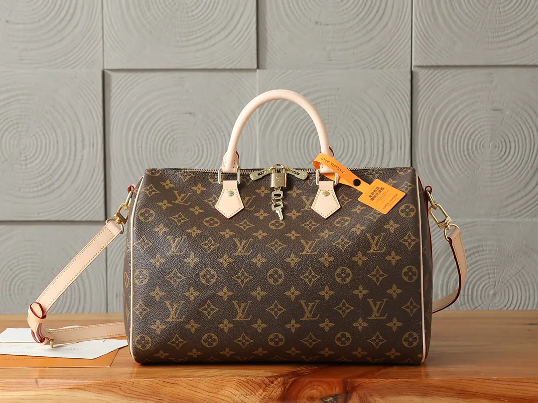P【 C01Dynamic chip】‼️Top First List, Enhanced version‼️Speedy The series of bags was originally 1930 The time travelers designed, It was a fast-moving system that was then under way.. This section Speedy Bandoulière 35 Use the handbag. Monogram Re-create the iconic shape of the canvas, To crush the leather handle., The inscription locks and the undismantled shoulder belts continue the classic details., It's easy to take care of what's needed for urban life.. Model: M41111/M46981 Dimensions: 23 x 18 x 35 centimetres (High x Kuan x Length)
