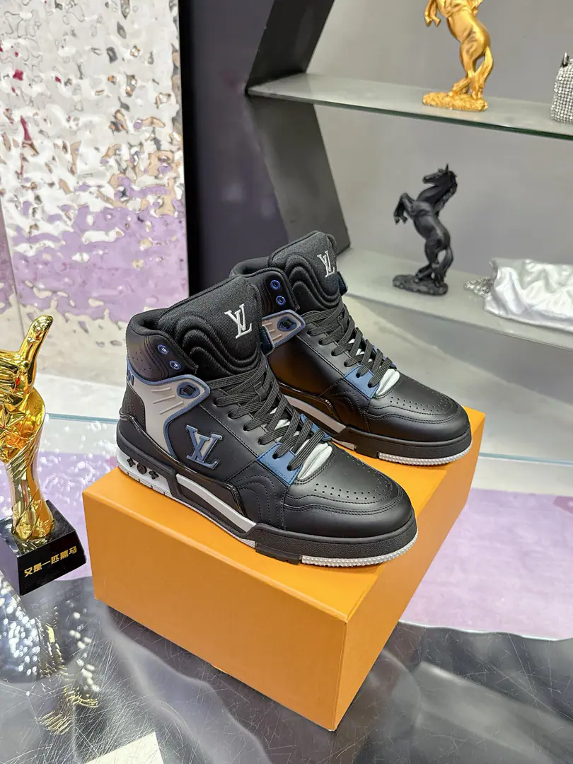 Plant Lv2025Showtime. Milanan man. Newest delivery.💗 Lv🆕TRAINER High Gang sneakers. Custom custom version Requisition process🌹 This section LHigh-band sports shoes show innovations from classic models.💎 High-end cattle.！The shoe-side process is complicated., Import of cattle and leather., PrivateTPUOtsumi!, There's a print on the outside.MonogramFlowers., This is a huge set of cards., You're handsome with your pair of foot-pants., The Gossip Girl is not a big guy., Fashionful.！😻 Size: 38-44（38.45.46Do it.）