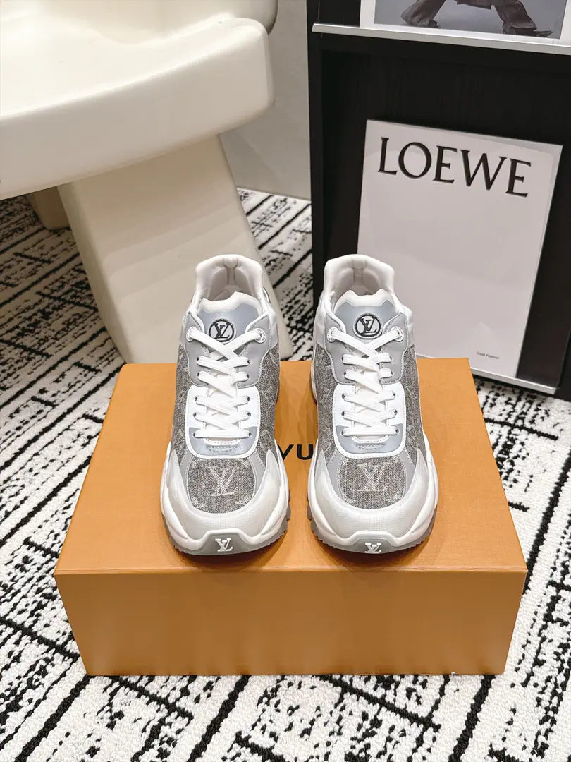 Requisition level #Female Louis Vuitton Run Away 26/New paragraph Leisure sports shoes​​ This is... ​​Louis Vuitton Run Away Sports shoes​​, White net shoes with silver leather., A light blue dot in the shoe tongue and shoelaces., Dark design, Both the tongue and the side of the shoe. LV Circle logo. The whole thing... LV Two years of a hot, old-fashioned shoe.. The shoes are not bad., A few key points. ​​Quite new.​​: White + Silver + The blue color is very good., Summer is a perfect dress.. ​​We're getting thicker.​​: It's a certain increase., But it's not that big a deal., It's natural to wear it everyday.. ​​I'm gonna get some air.​​: It's not boring in summer., Comfort is good in the same price.. ​​More colours​​: Except for this white blue color., And black and white., Pink, Full white waiting for multiple colours. Size: 35-39（40.41I'll make sure I don't change it.）