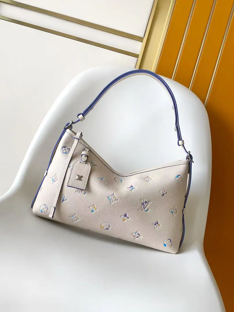 M2A Paragraph CarryAll The bag is in a elegant horizontal configuration. Monogram Empreinte Version, ♪ Take advantage of the day or the evening ♪. The leather mix is different for the color and Louis Vuitton. Link Marking, Shaping soft and gradient effects through dual processes. Wide capacity to accommodate daily requirements, Decoration nameplate can be removed as required. 36 x 19 x 10 centimetres (Length x High x Kuan)00800