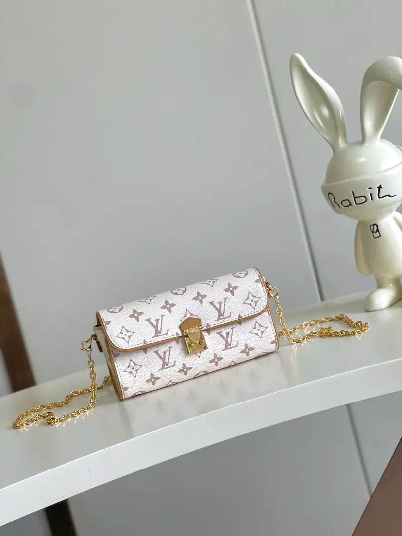【Outside Haiwon‬Single A home of the truth.‬Shoot.】M26583White flower. Paragraph Pochette Camille Handbags. Monogram DuneThe canvas., "At Louis Vuitton." 2000 The original design of Spring and Summer Fashion Show.. S-Lock Lock button, Chain LV Circle Identification and Collapse VVN The classic elements of the leather-tailed brand.. A flexible and easy-to-be configuration is slashable., Shoulder or handheld. 11 x 6 x 20.5 centimetres (High x Kuan x Length)
