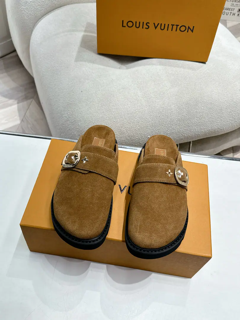 I'm sorry, but I'm not sure I'm gonna be able to get a new purse. winterbreak comfert Flat slippers.LV Letters andMonogram The skin of the flower-drawn pattern., It's a mix of wool., It's all right to wear it inside and outside.. Pure wool., High-density foam material from the water table, Light and comfortable., There's a certain thickness on the soles., It's good to be up and up.！Fine. size:35-45