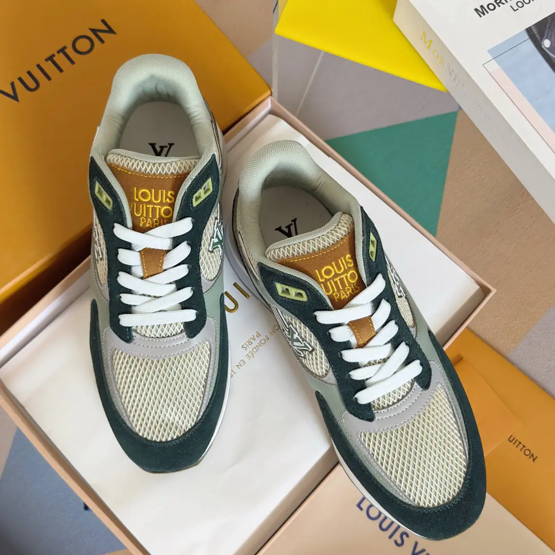 Top Version: Men LVLouis Vuitton. LHome. Donkey. RUN AWAYSeries Leisure Sports shoes Original procurement development Make the goods. Paragraph Run Away Sports shoes, fit. Monogram Daningbu and the technology grid., Showing the inspiration of running shoes.. Don't get into the work detail., Embroidery LV The letters were swayed over the side with the long tail of the comet., Louis Vuitton's logo is a shoe-strap. Send a cabinet for fine packaging🛍📦 ▪️Fabulous.: Original import of head-level cattle skin+Network ▪️Uchi.: The original imported air network. ▪️Shoes under the sole.: Original OpenEVA+TPUMaterial ▪️Bottom: 4CM ▪️Size: Men39-45（Custom46/47）