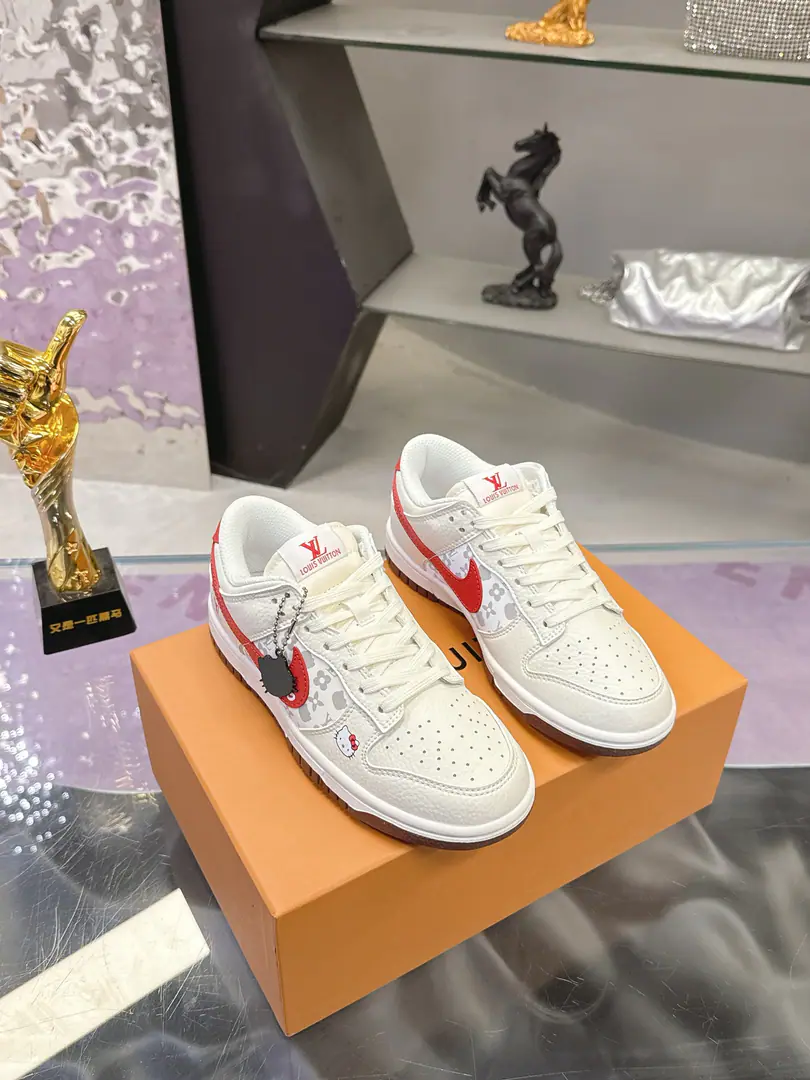 Plant The joints are crazy.💗Couple money. Boxing The quality of the Guangzhou factory. Nk SB Dunk Low LVJoint name-Fly blue. Anniversary high-end custom Low-end leisure shoes. The big factory is of pure quality. Super-cleaning. The skin is cut clean and there's no fur. The details are perfect. Size: 35-45