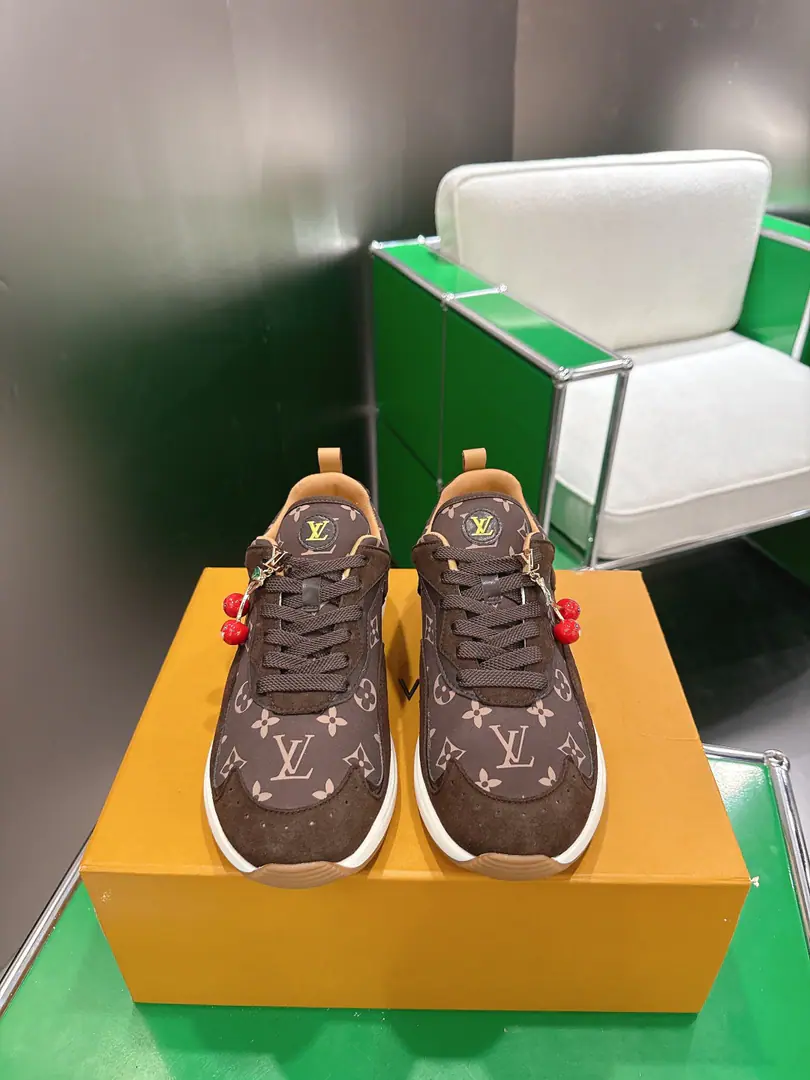 Top Version: （k ) LVLouis Vuitton. NewDropA series of leisure shoes. Run-shoes.‼️ Louis Vuitton's shoe-shoe series is a match for the needs of the occasion.: A-twigs and shoes, commercial or formal., Boots., Mokasin and LeFoot are all over the place., There's another brand. LVTrainer You can choose a high-end or low-end sports shoe.. Director of Creative Pharrell williams Every season is a new classic. Fabulous.: Original custom nylon＋Cow leather. Uchi.: The original custom-made air network. •Shoes under the sole.: Original modeling of slide-resistant rubber material Bottom: 3.5CM Size: 40-45