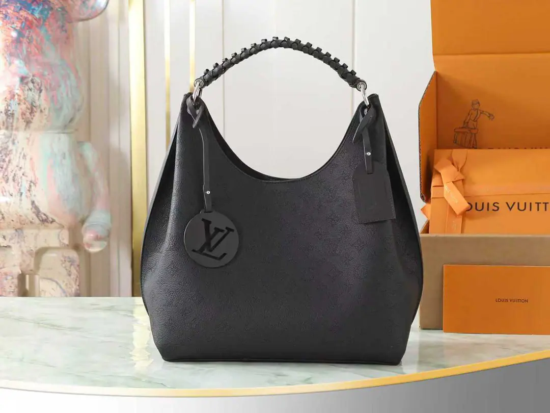 【Top First List It's so exclusive.】M52950 Sac Carmel Handbag. M53188 This Carmel package from the flight pattern series uses the new evolutionary design of the season., A sharp combination of letters piercing.. It's byMahina YsLeather made, The fine gold metal is highlighted., And weeded leather.LVAddress holder for suspension and demovable. The wide internals allow you to store all the necessities of your day.. Dimensions: 40x17x35centimetres