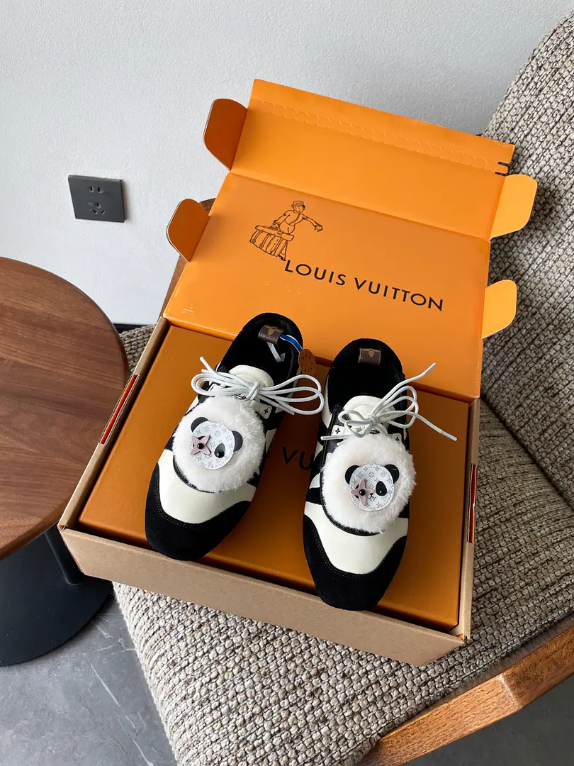 Requisition levelLouis VuittonLouis Vuitton's ass is a spring and summer.SneakerinaSeries Ballet sneakers. - Tetsu. Flat shoes. The original three-to-procuration development is perfect.Sneakerina Ballet wind shoes make flow lines with silky cow leather. The comfort of lightly shaped and sports shoes with ballet shoes.. Side LV Marking andMonogram After the canvas, bring the details., Sacchetto Process and TPU The outside is a softer dress. Bottom: 1.5CM Fabulous.: Original customized import of head-level cattle skin Uchi.: The original custom-made air network. Shoes under the sole.: Original modifierTPUMaterial Size: #35-41（Women40 41Make a no-refund order.）