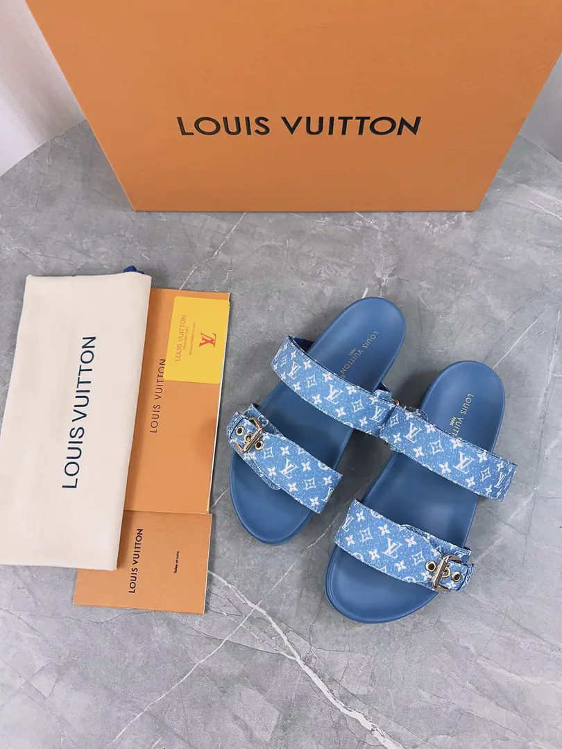 LV2024Spring and summer slippers.🌟The belt buttons can be strained. The sand is full of it. Original OpenLVMetallogoDecoration It's so fashionful and beautiful.🤳🏻Shoe-faced cow skin./Customize imported flower fabric/The original old flower leather. In the skin of the sheep. (Water table+Fly-resistant.+Rubber bottom)Three layers of a combination of the bottom. 🔶Size: Women35-43Men: 38-46