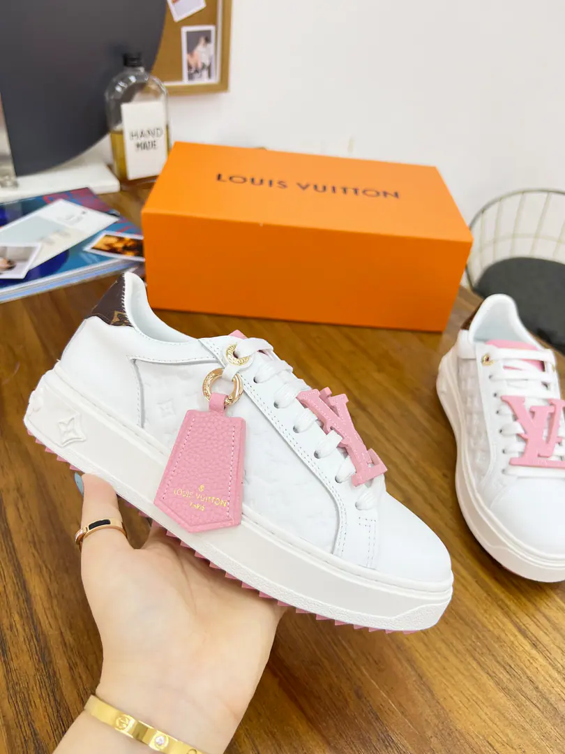 Time Out LVI'm putting my sneakers in Louis Vuitton. 2023 The fashion show's tidal element of white shoes.. Leather shapes the luggage plate., "and echo the line of darts. Soft cow leather stamped on you. Monogram Pattern, Monogram Flowers with thick rubber outside.. Detailed features Monogram Skins of the oxen. Clip the rubber outside. LV Little white shoe letters and laces. Louis Vuitton Baggage Decoration Peeping eyes, the Louis Vuitton logo. There's a back end. Monogram Painted canvas. There's a side of it. Monogram Flowers.. Codes35-42.Welcome to the top sheet.！