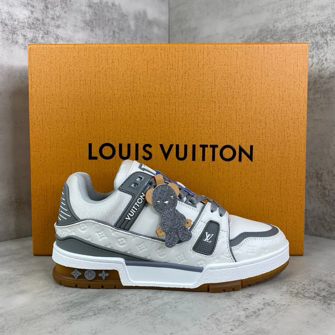Top Version: Couple money. LV trainer~~New Upgrade~~Classic Return❗ Couple money., Skis., Basketball shoes., Sports shoes…… LVNew Sports Series. The reenactment.. Into the family's many classics.. Super handsome.~~ Full leather fabric., MatchLvThe badge., In the airnet., Original Base, Original shoes,, More details are perfect for the big stuff. size: 35—46（Women41.Men46Do it.）