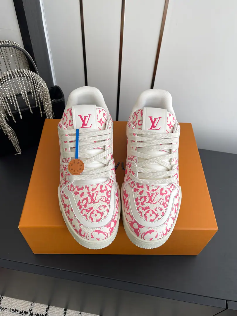 🏧𝐋𝐕 𝐓𝐫𝐚𝐢𝐧𝐞𝐫Louis Vuitton. Sports shoes Skis. Couple money.👫 Original procurement development Make the goods. ParagraphLV Trainer The sneakers are chosen to use cattle leather to shape the face of the shoes., It takes hours of heart sewn to complete.. Classic from Virgil Abloh The hand., Showing inspiration from the ancient basketball shoes. Fashion original custom-made head-decked cow skin The original inside is custom-made in the air network. Original Open-Screen Double ColourTPUGroup Bottom Codes: 35-44