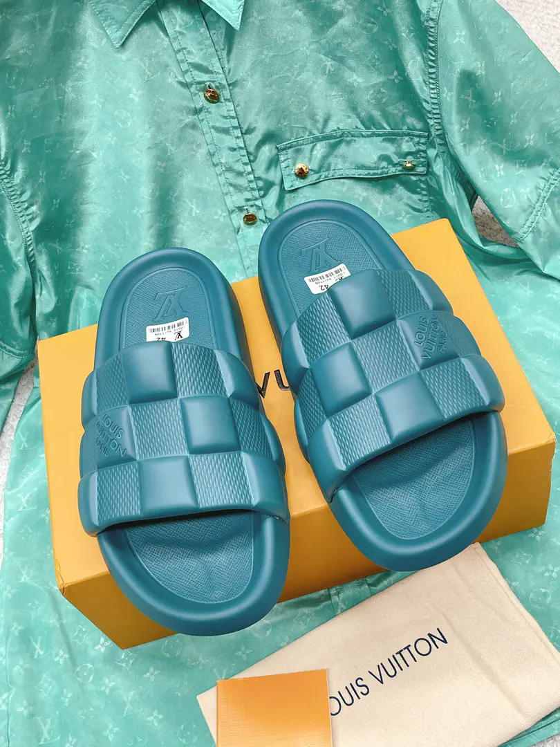 Out Couple money. LV 2023Summer New Money MonogramFrozen slippers Original TemplateI Materials Soft and moderate., Like coconuts. The bottom of the shoe is not easy to slip.. Total waterproof rubber I Body, The position of the soles is designed to be wide., It's not stuck in the back. It's a drag. Codes35-45
