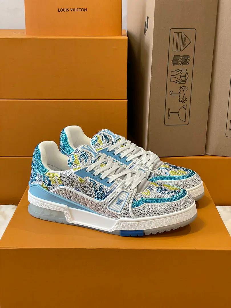 Top Version Couple money.💏 Paragraph LV Trainer The glitter of the crystals of the sneakers., To the designer.Virgil Abloh The original design of the Spring and Summer series is to be saluted.. The surface of the shoes and the rubber floors are a classic brush., Monogram Flowers dotted on it., I'm giving you inspiration from the ancient basketball shoes.. 🆚The only custom-made cow is a high-wild-lit cow counter-featuring. 🆚A private model.Vuitton Marking, Shoe straps. 🆚Customize silk slides. 🆚TPUCombine to base grinding and skating yellow ✅The original is hidden in the background.Monogram Flowers. Process: All computer needles are wired.. Shoeheads., Backset, Cold thermal process modifier. The whole set of holsters.. 35-40 39-44（45.46）