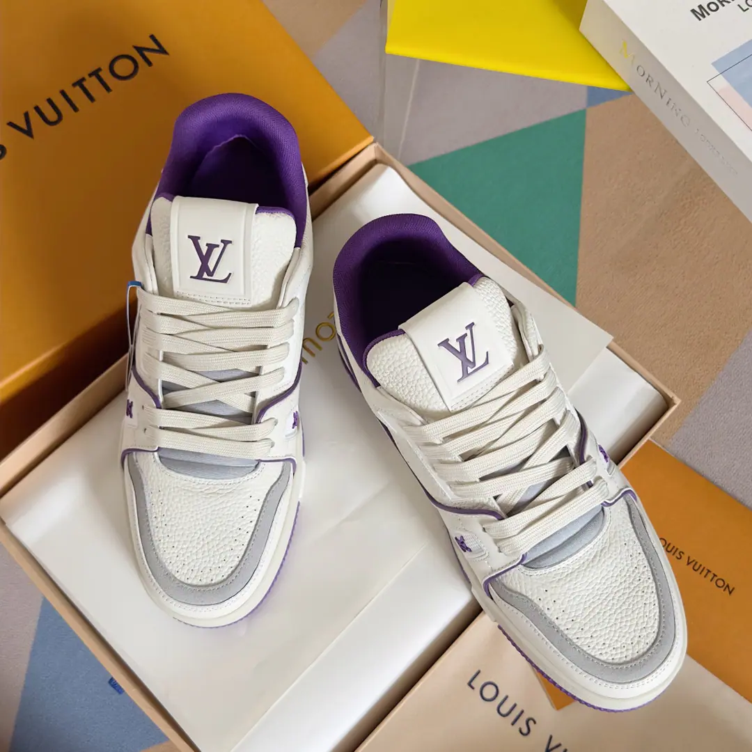 TopLouis Vuiton·Louis Vuitton. 2024ssNew paragraph LV TrainerA series of basketball shoes and sneakers. Top Version🔝Original purchase development for sale👍🏻 This sectionLV TrainerThe sneakers were designed by the designer.Virgil AblohThe classic idea inspired by the ancient basketball shoes., This time, we'll be swirling the leather and theMonogramPumped-up cow leather., And...MonogramFlowers on the rubber bottom, ♪ A bright leap in one colour ♪！🤩 💜Fabulous.: Original import of head-level cattle skin 💛Uchi.: The original custom-made air network. 💚Shoes under the sole.: Original Open-Screen Double ColourTPUGroup Bottom ❤️Bottom: NYO3cm 🤍Codes: Women35-40👣Men39-46👣