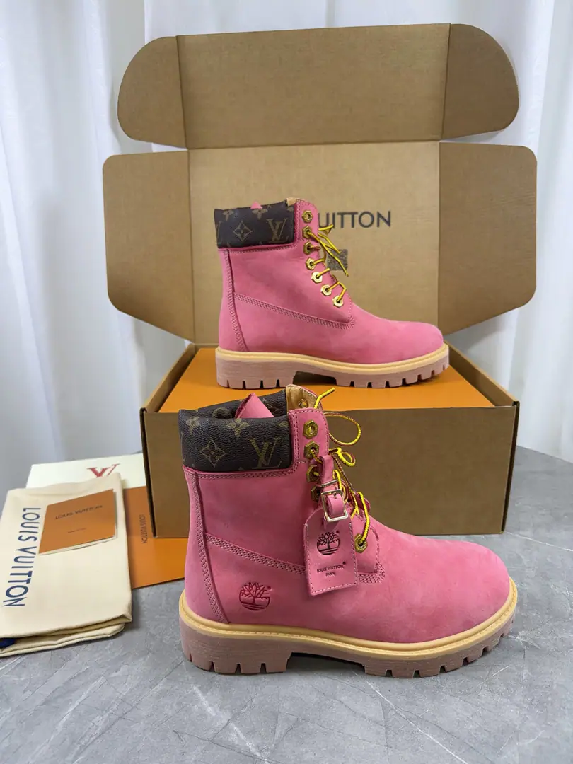 Top Version: Couple money.LV x Timberland - Timper. Joint contributions Old flower. Pump flowers. Big yellow boots. And ankle boots. Short boots. LV x Timberland And the ankle boots. Monogram Water-proof, velvet-faced cow leather., The master craftsman of the brand is a master of the Italian classics. Timberland 6 Inches of boots., You can see it in American style. Pharrell Williams Made it. 2026 Autumn Men's Dress Show. Monogram Scratch., Timberland The original shoelaces and the outer lookout detail., Leather tags are written collaboratively Send a cabinet for fine packaging🛍📦 ▪️Fabulous.: Original customized import of head-level cattle skin ▪️Uchi.: Original custom skin/The net. ▪️Otsumi!: Original modeling of slide-resistant rubber material ▪️Bottom: 3.5CM ▪️Size: Female35-40 Men39-47Batch
