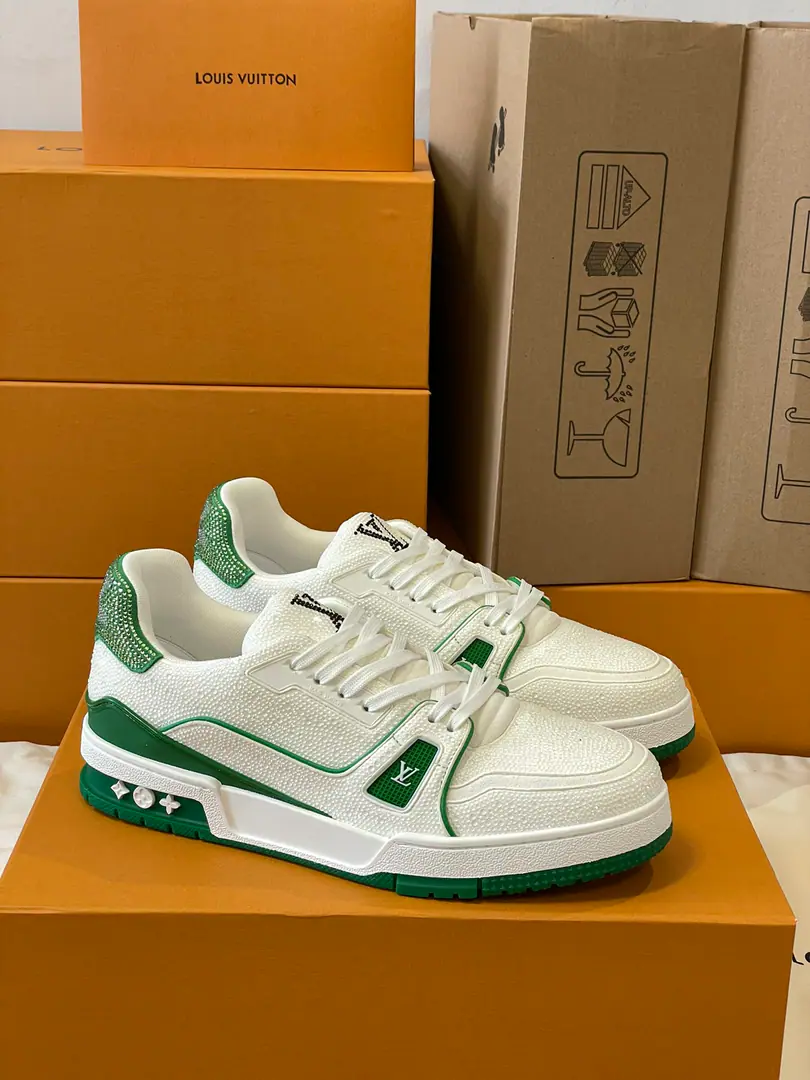 Top Version Couple money.💏 Paragraph LV Trainer The glitter of the crystals of the sneakers., To the designer.Virgil Abloh The original design of the Spring and Summer series is to be saluted.. The surface of the shoes and the rubber floors are a classic brush., Monogram Flowers dotted on it., I'm giving you inspiration from the ancient basketball shoes.. 🆚The only custom-made cow is a high-wild-lit cow counter-featuring. 🆚A private model.Vuitton Marking, Shoe straps. 🆚Customize silk slides. 🆚TPUCombine to base grinding and skating yellow ✅The original is hidden in the background.Monogram Flowers. Process: All computer needles are wired.. Shoeheads., Backset, Cold thermal process modifier. The whole set of holsters.. 35-40 39-44（45.46）