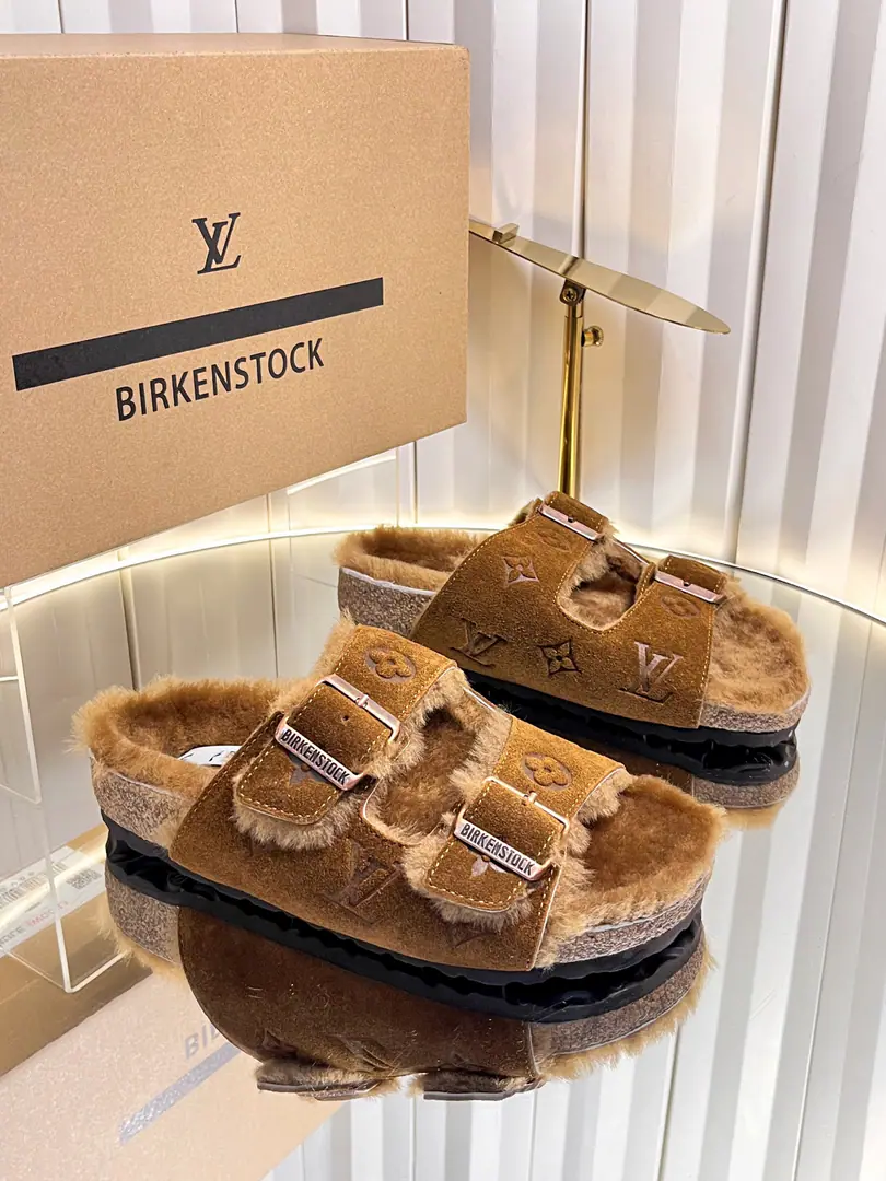 Women（Top Version）Furry slippers. Louis Vuitton × BIRKENSTOCKJoint Cooperation FundBostonSoft-bed slippers.Lv Bulken Muller wool slippers. The classic Bulcan soft-bed slippers were launched., A brand is a shoe type., The structure is based on the human engineering design., Let's make our feet completely free and comfortable., So the footbed is fully radian-tuned.. Summer inflammation., A pair of light and comfortable slippers., This oak wood bourken softwood slippers, Muller's shoes, and the old, leisure sand beach girl tows., It's a rescue.！ Shoe.: Customize old flower skins➕Cows are counter-feat. Uchi.: Bullskins. Shoes under the sole.: Original OpenEVASuper light material Codes: 35-46（Women40.41Men38.45.46Custom without re-offer）