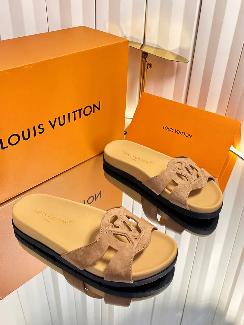 LV｜ISOLA COMFORTEmpty slippers.✨ The counter.26Summer main boost., He's a very human being.IsolaThe series of chills., It's empty.LogoDesign is so low profile.. Import of head-story parchment+Cows are counter-feat., EmptyLVPrecision cutting Full leather mattress bed., You're not tired walking around in your long clothes. Original flower-stressed, slide-proof rubber floor. size: 35-39（40.41.42Do it.）