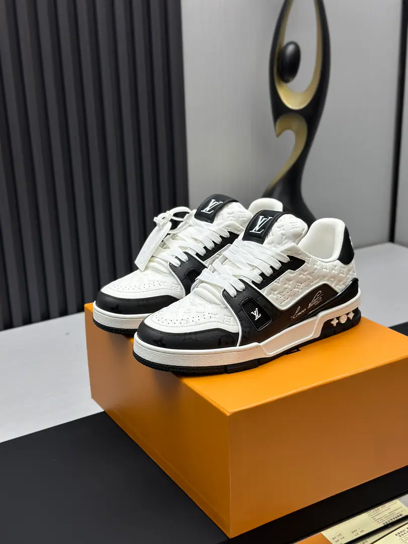 The factory is selling it. Top Version LV-Louis Vuitton.-A classic show. Empty glue process·Original1: 1Develop Rematch！！The upper foot is very comfortable. Luxury materials, - I'm doing a little work., The bottom print is European English letters. The shoe face is combed by Italian imported cow skin., The side of the side is branded.LOGOSigns and signatures, The latest emulsion pad.➕The netted inside., I'm so comfortable with my feet.. Original factory-specific double colourTPUGroup Bottom. Packet process Solid sewn by locks Fabulous.:Uniquely customised head-deck skin. Parts:A private model.Vuitton Marking Uchi.:Customize silk slides.-In the top silk cow. Otsumi!:TPUCombine heavy ground grinding and skating yellow Foot.:New emulsion pads.-The veil is sweaty. Pool process:All computer needles are wired. Shoeheads. Backset Cold thermal mode. Full pull-out. Medium down.logoStripes Box packing -Shoe belt. Certificate Card Notes Accreditation Dustproof bags The best wrapper on the net. Female35-40Men38-46（38/46Make a no-refund order.！