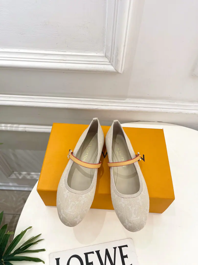 LV | Louis Vuitton. 26𝐬𝐬 🧡💚2026Spring and summer. Top Version‼️Original unamended The owner of the counter is making a new payment. ROMY- Ballet shoes. New hardware.🆕 ❥BSRequisition level！It's a great sense of excellence.！A huge amount of money from domestic and international bloggers., Old and fashionable. The upper toe blew up.！The boss's push.★ ━━━━━ ЅᏇєєt ━━━━━ ▪️Shoe.: Customize Denningbu ▪️Uchi.: Imports of sheep's skin ▪️Otsumi!: The original Italian is a big one. ▪️Shoes.: 35-39（34.40.41.42Custom） ▪️Plant price ▪️Numbering: 2605007