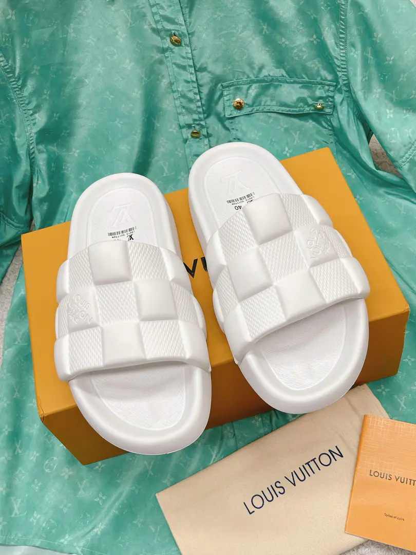 Out Couple money. LV 2023Summer New Money MonogramFrozen slippers Original TemplateI Materials Soft and moderate., Like coconuts. The bottom of the shoe is not easy to slip.. Total waterproof rubber I Body, The position of the soles is designed to be wide., It's not stuck in the back. It's a drag. Codes35-45