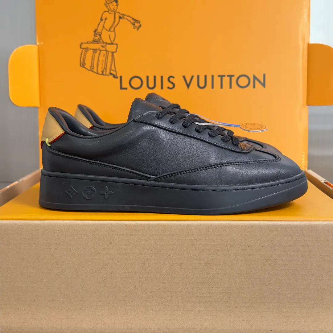 Top Version LVLouis Vuitton. LHome. Donkey. FlashSeries Couple money. Leisure Sports shoes - Tetsu. Paragraph LV Flash The sneakers are in a simple fashion. 2026 Spring and summer series. The leather on the face of the leather shoes is integrated into a sewn line and branded tattoo., I'm inspired by Louis Widden's leather.. Same-colour rubber outside. Monogram Flowers. Send a cabinet for fine packaging🛍📦 ▪️Fabulous.: Original customized import of head-level cattle skin ▪️Uchi.: Imports of soft sheep skins ▪️Shoes under the sole.: Original modeling of slide-resistant rubber material ▪️Bottom: 3cm ▪️Size: Female35-41 / Men39-45（46Custom