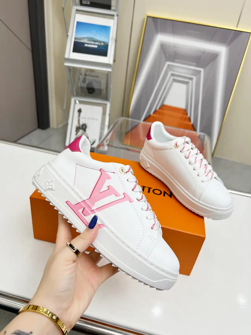 LVWhite shoes. It's a summer edition.Time OutThe sneakers are made of calf skin., The details are so rich., Especially the side with a super big one.LVFirst Letter Signature. Double-coloured edges and sutures are aligned with the logo., And the golden eye that was carved adds a touch.. The model uses the top rubber surface., And with the marks.3DPattern. Colours: Red..Size: 35-41.Men38-45
